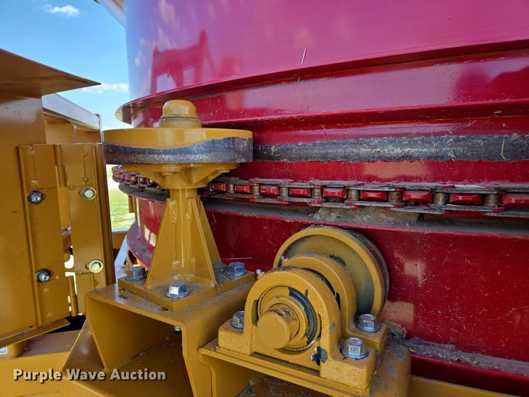 image for item DE2158 2021 Haybuster 1000 tub grinder