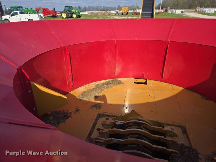 image for item DE2158 2021 Haybuster 1000 tub grinder