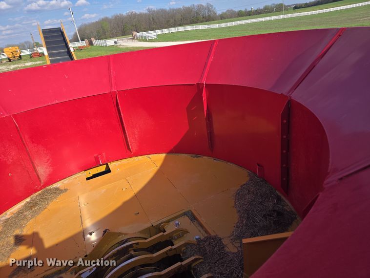 image for item DE2158 2021 Haybuster 1000 tub grinder