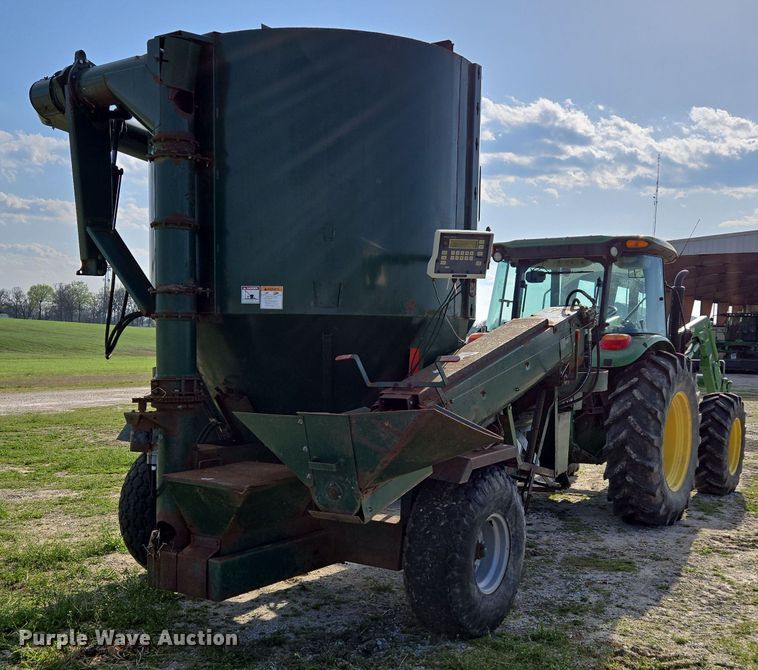 image for item DE2159 Art's-Way 528730 feed grinder/mixer