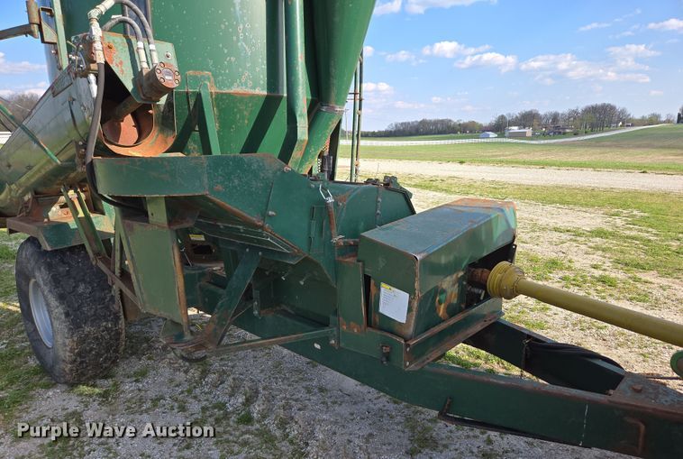 image for item DE2159 Art's-Way 528730 feed grinder/mixer