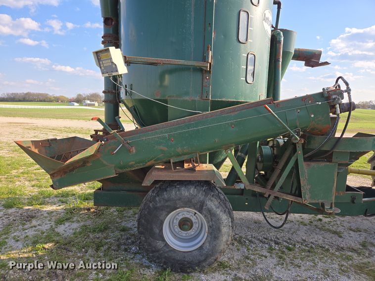 image for item DE2159 Art's-Way 528730 feed grinder/mixer