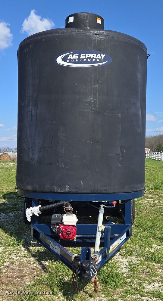 image for item DE2161 Ag Spray Equipment Double Cone nurse tank trailer