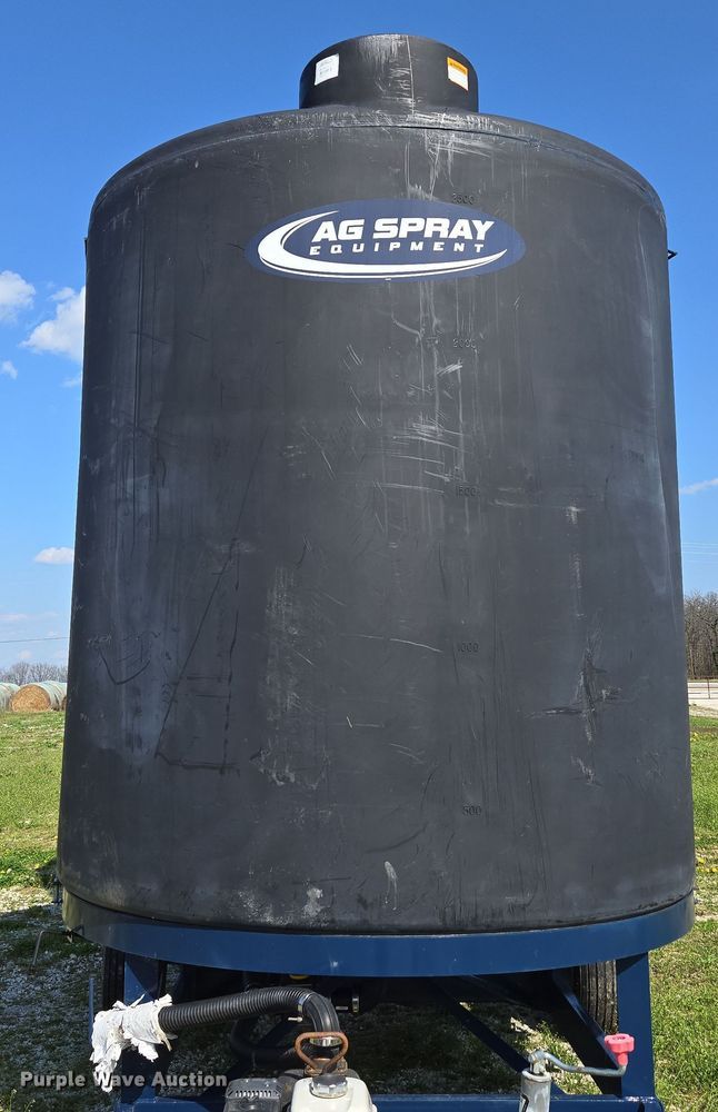 image for item DE2161 Ag Spray Equipment Double Cone nurse tank trailer