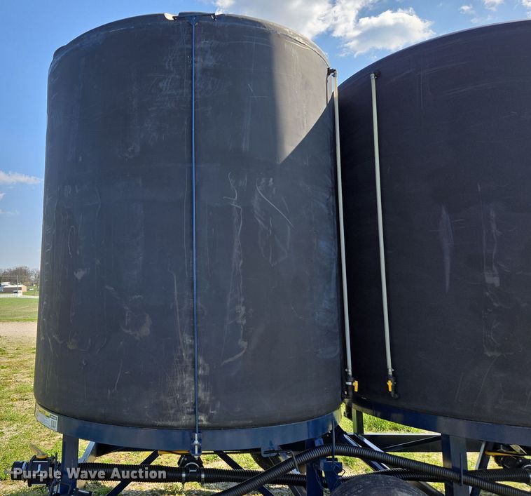 image for item DE2161 Ag Spray Equipment Double Cone nurse tank trailer