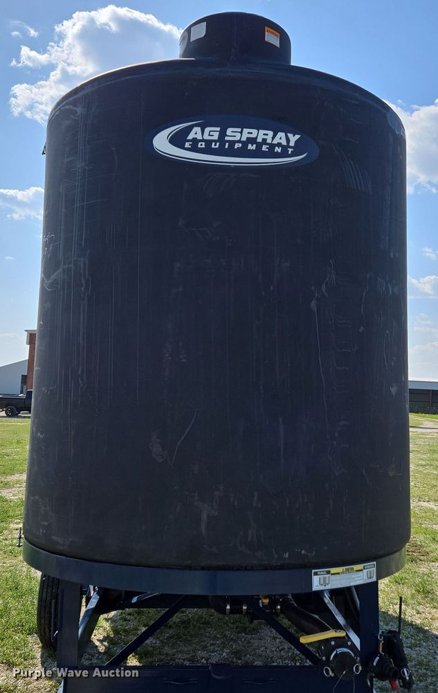 image for item DE2161 Ag Spray Equipment Double Cone nurse tank trailer