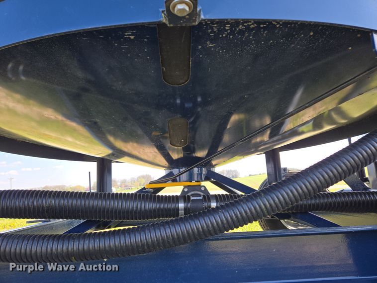 image for item DE2161 Ag Spray Equipment Double Cone nurse tank trailer