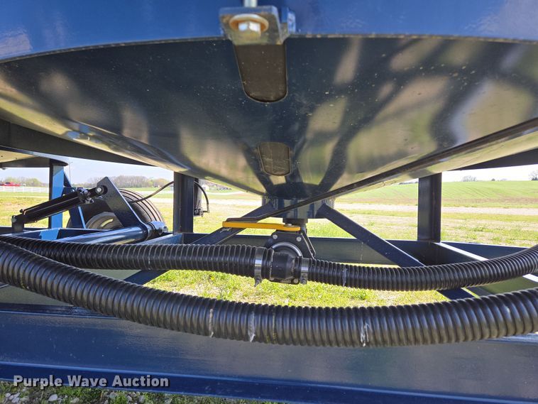 image for item DE2161 Ag Spray Equipment Double Cone nurse tank trailer