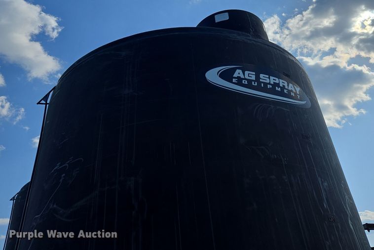 image for item DE2161 Ag Spray Equipment Double Cone nurse tank trailer