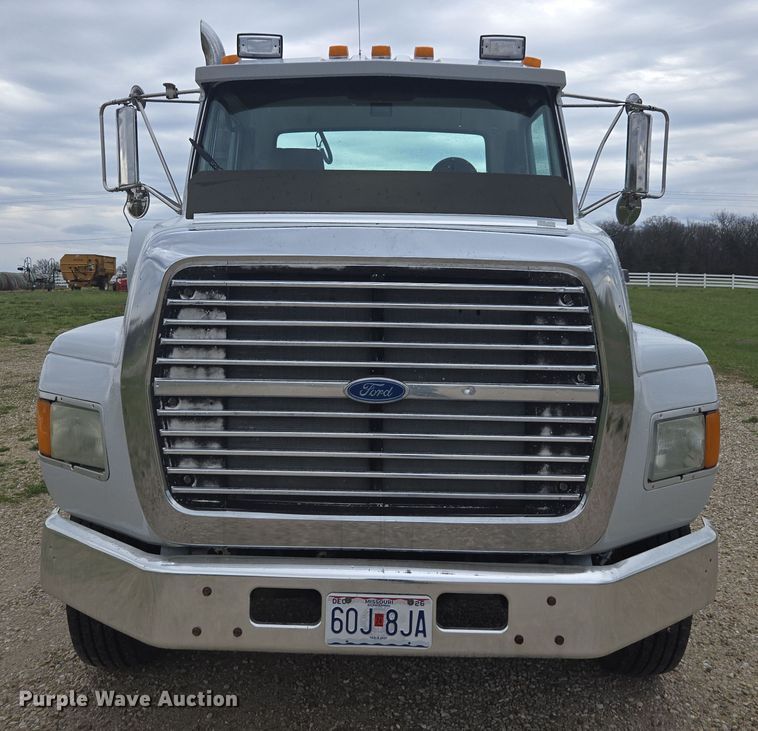 image for item DE2162 1995 Ford L9000 semi truck