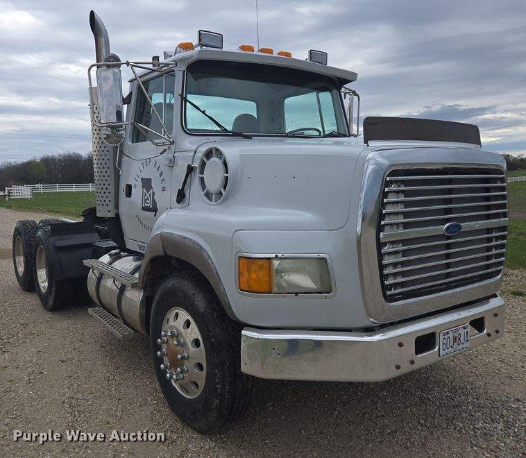 image for item DE2162 1995 Ford L9000 semi truck