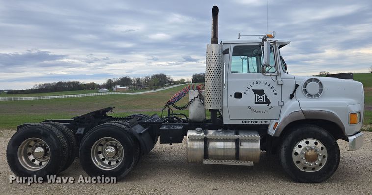 image for item DE2162 1995 Ford L9000 semi truck