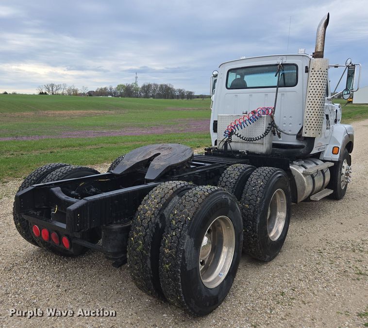 image for item DE2162 1995 Ford L9000 semi truck