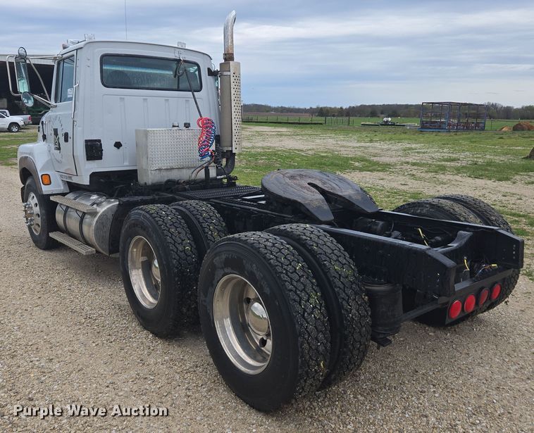 image for item DE2162 1995 Ford L9000 semi truck