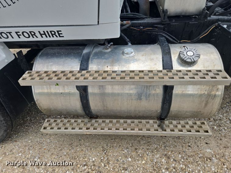 image for item DE2162 1995 Ford L9000 semi truck