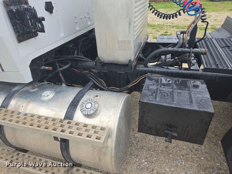 image for item DE2162 1995 Ford L9000 semi truck