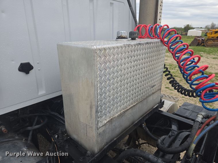 image for item DE2162 1995 Ford L9000 semi truck