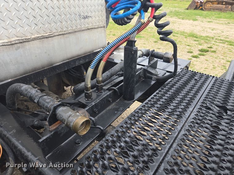 image for item DE2162 1995 Ford L9000 semi truck