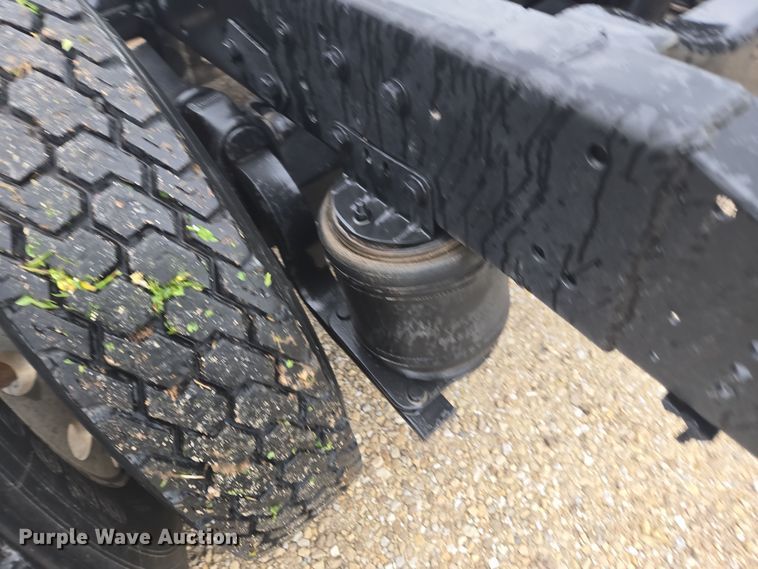 image for item DE2162 1995 Ford L9000 semi truck