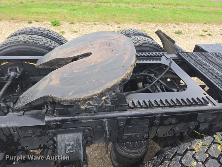 image for item DE2162 1995 Ford L9000 semi truck