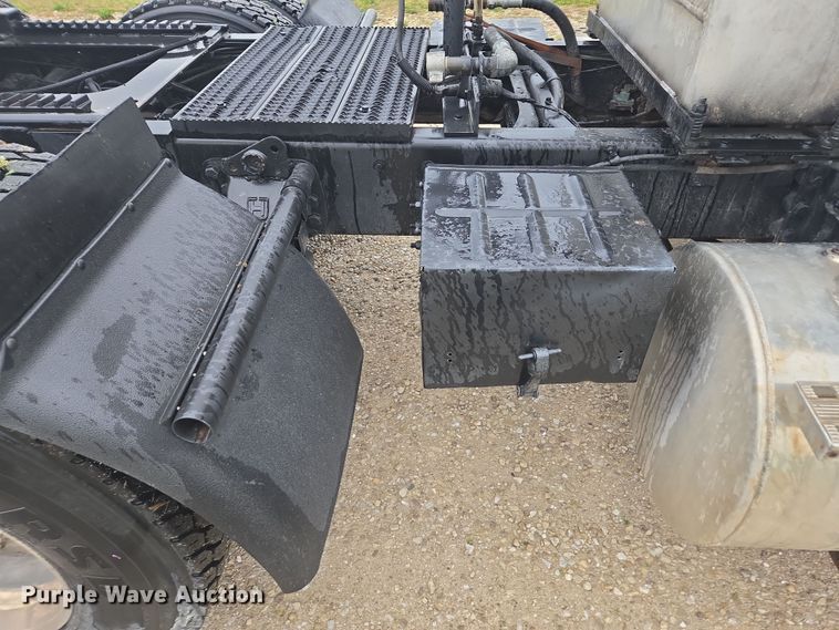 image for item DE2162 1995 Ford L9000 semi truck