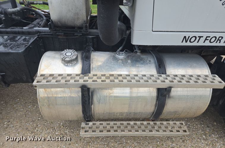 image for item DE2162 1995 Ford L9000 semi truck