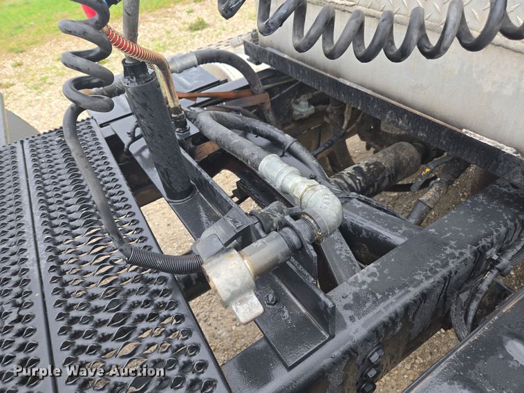 image for item DE2162 1995 Ford L9000 semi truck