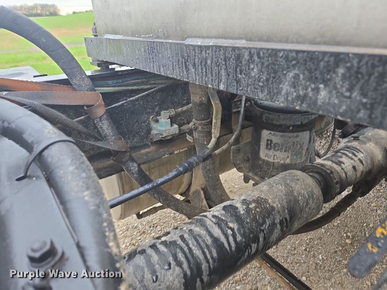 image for item DE2162 1995 Ford L9000 semi truck