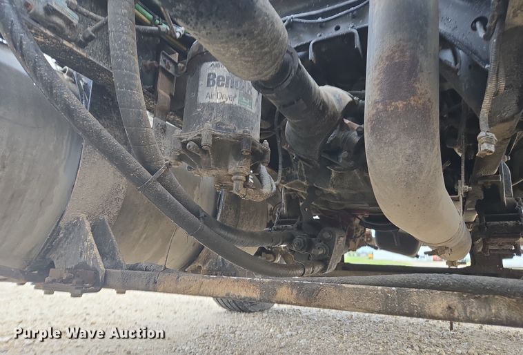 image for item DE2162 1995 Ford L9000 semi truck