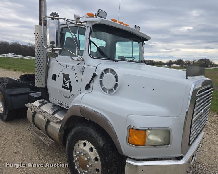 image for item DE2162 1995 Ford L9000 semi truck