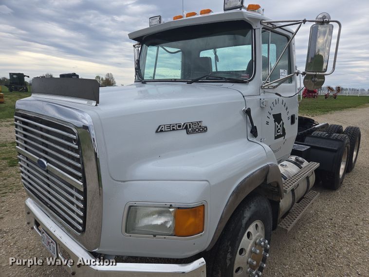 image for item DE2162 1995 Ford L9000 semi truck