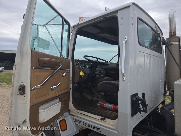 image for item DE2162 1995 Ford L9000 semi truck