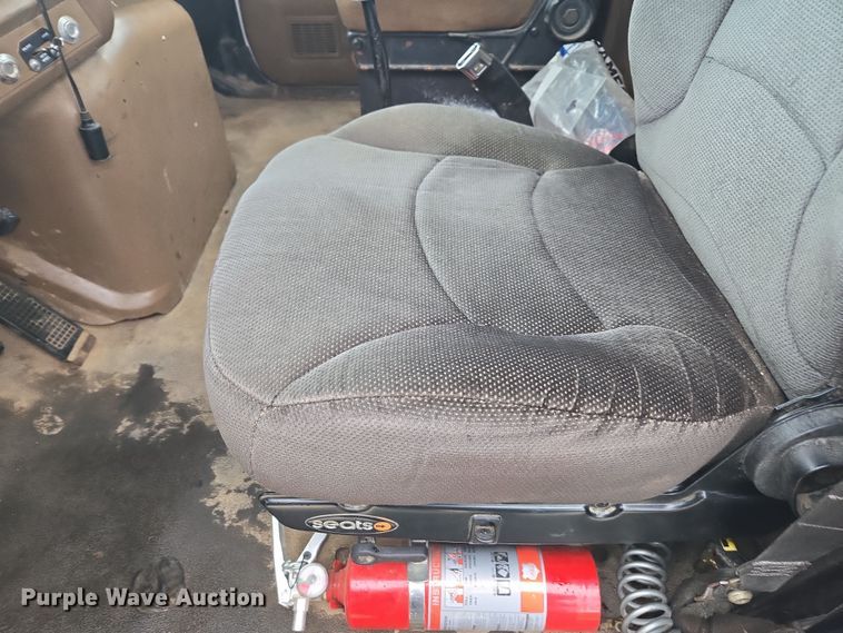 image for item DE2162 1995 Ford L9000 semi truck