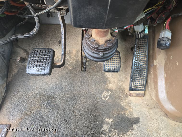 image for item DE2162 1995 Ford L9000 semi truck