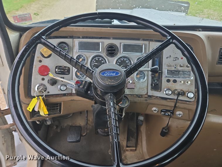 image for item DE2162 1995 Ford L9000 semi truck