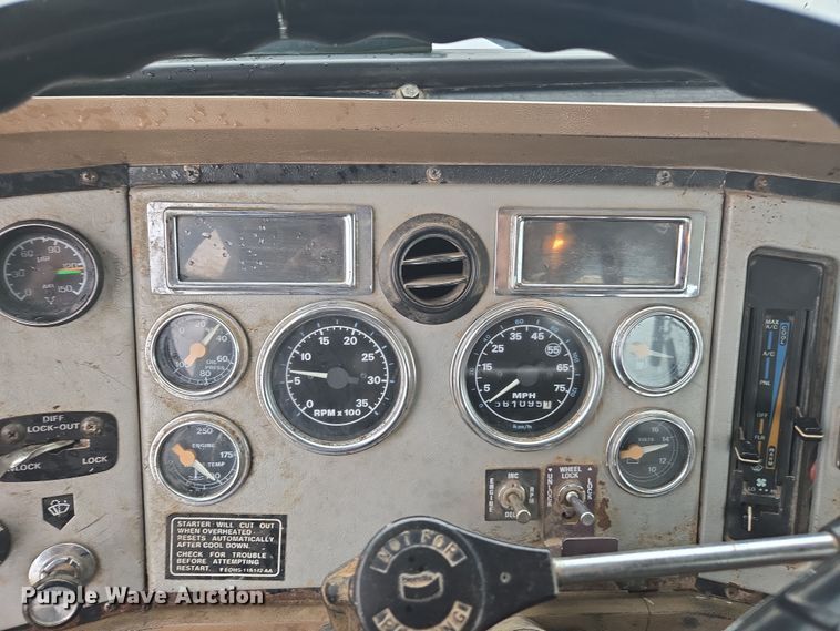 image for item DE2162 1995 Ford L9000 semi truck