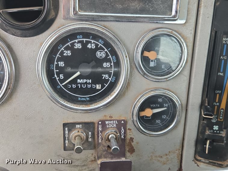 image for item DE2162 1995 Ford L9000 semi truck