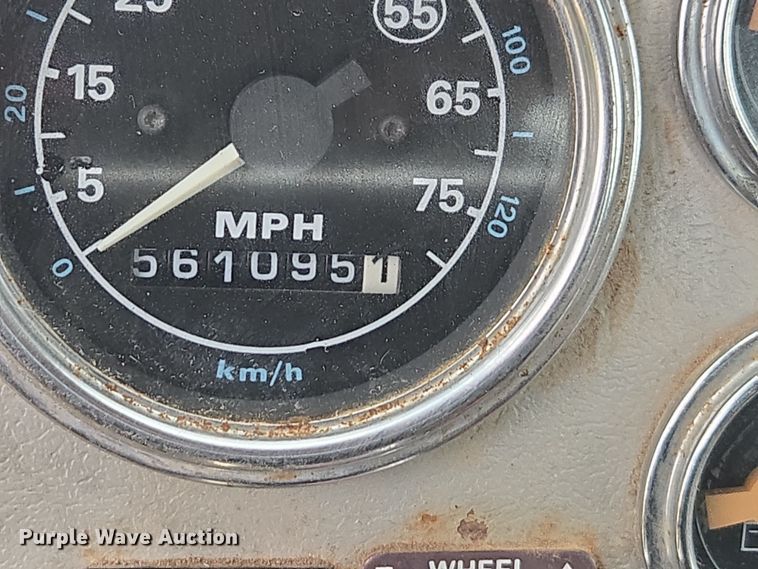 image for item DE2162 1995 Ford L9000 semi truck