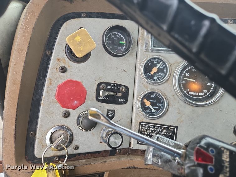 image for item DE2162 1995 Ford L9000 semi truck