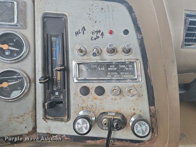 image for item DE2162 1995 Ford L9000 semi truck