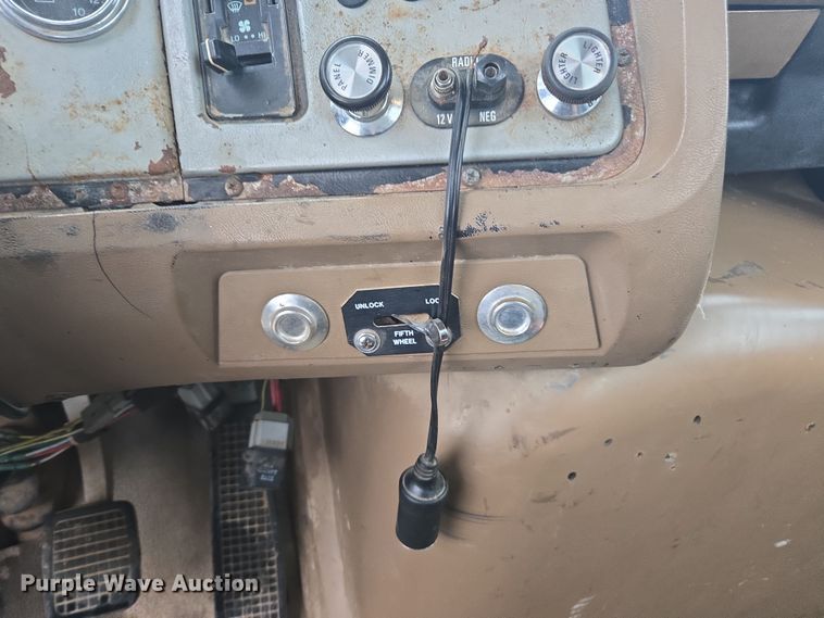 image for item DE2162 1995 Ford L9000 semi truck