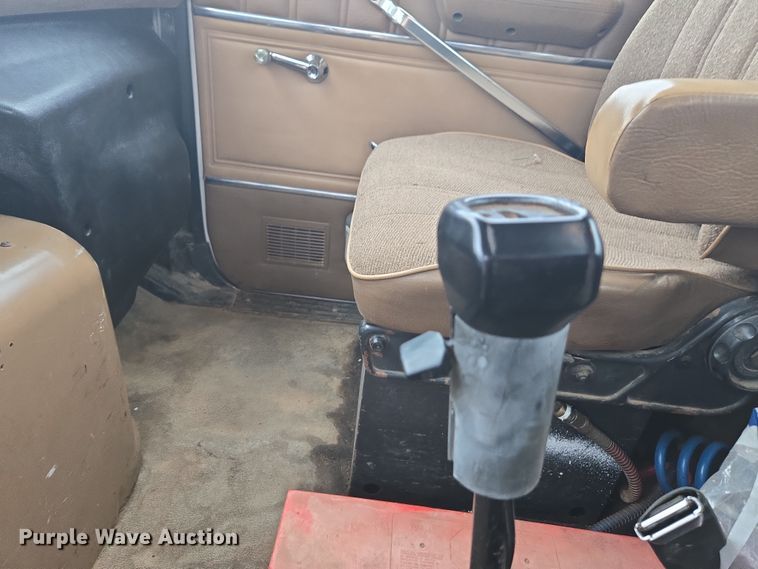 image for item DE2162 1995 Ford L9000 semi truck