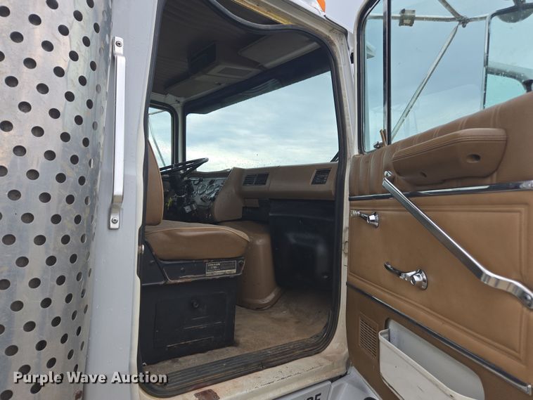 image for item DE2162 1995 Ford L9000 semi truck