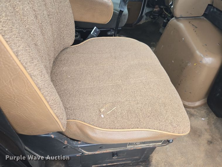 image for item DE2162 1995 Ford L9000 semi truck