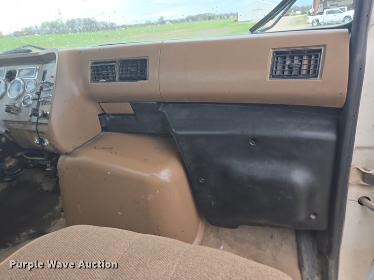 image for item DE2162 1995 Ford L9000 semi truck