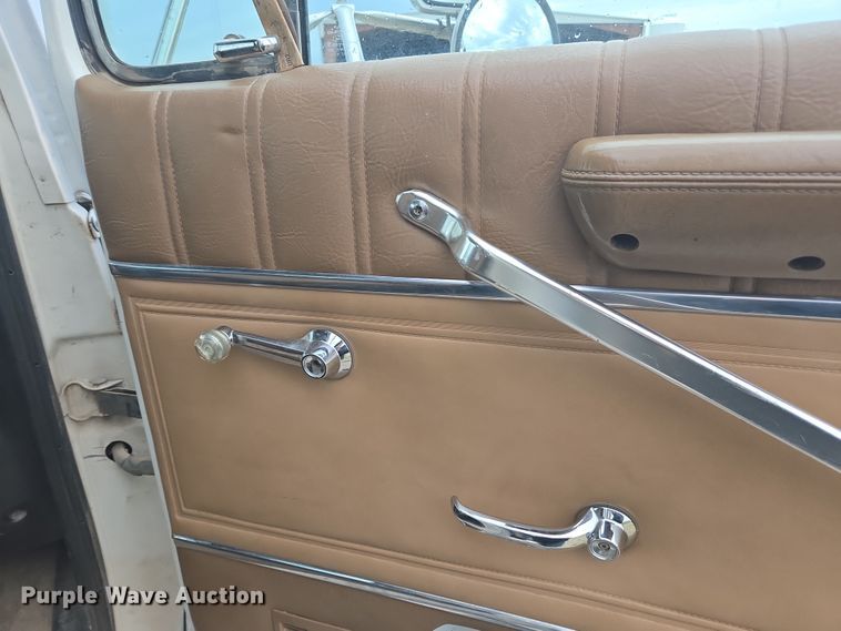 image for item DE2162 1995 Ford L9000 semi truck