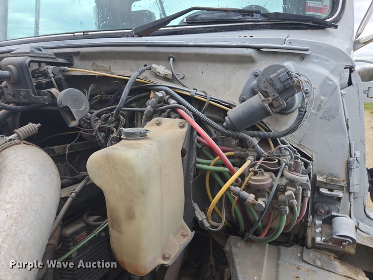 image for item DE2162 1995 Ford L9000 semi truck