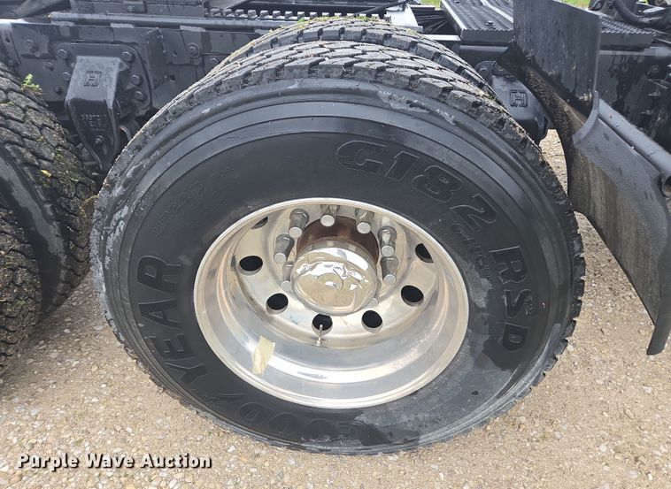 image for item DE2162 1995 Ford L9000 semi truck