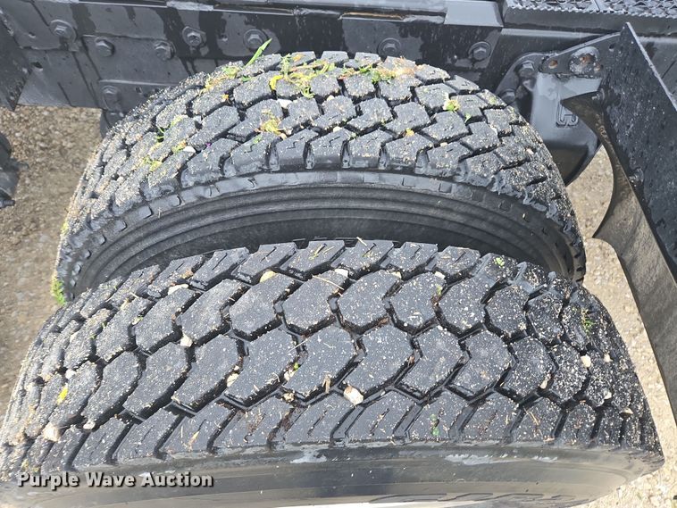 image for item DE2162 1995 Ford L9000 semi truck