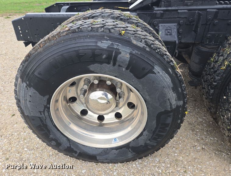 image for item DE2162 1995 Ford L9000 semi truck